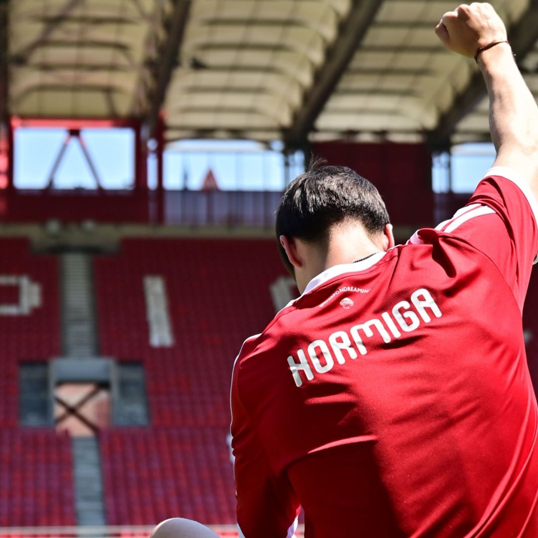 Armando González con la camiseta de Olympiacos